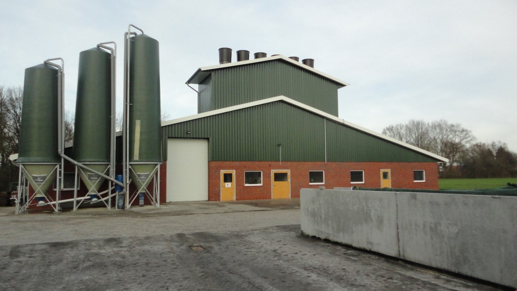 Giebel mit CCM-Lager im Vordergrund